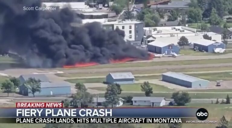 Užas na aerodromu: Avion se srušio na pistu i udario u više parkiranih aviona; Dramatični snimci VIDEO