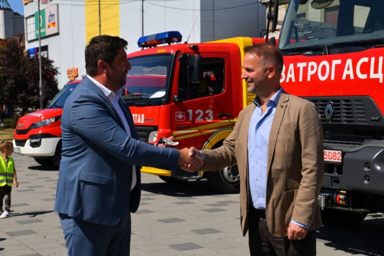 Bijeljina bogatija za novo vatrogasno vozilo: Gradonačelnik Petrović uručio ključeve FOTO