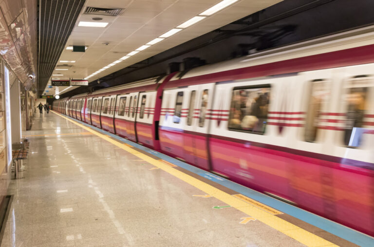 Drama na šinama: Ležao ispred voza, sada duguje metrou