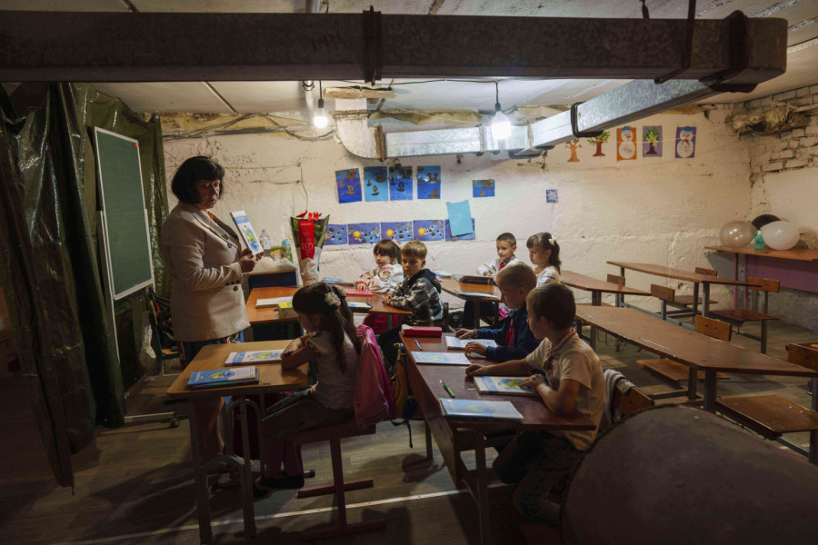 Prvaci u bunkeru: Ovde se beži od smrti i pišu prva slova FOTO