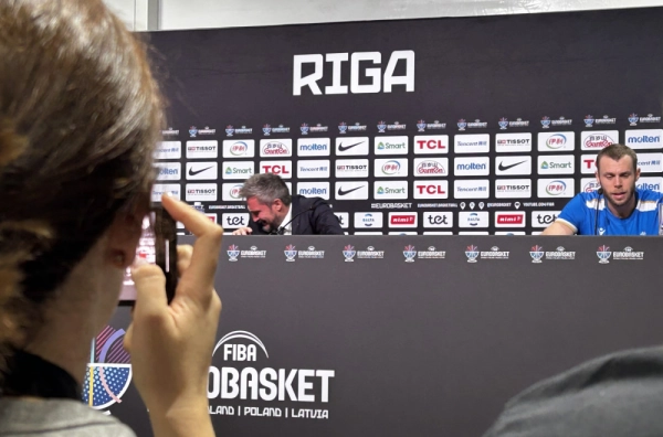 Poceko u suzama napustio konferenciju: „Je*e mi se za sve, ne lažem vas“ FOTO