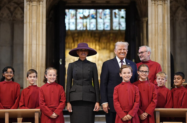 „Da li je to Melanija ili luster?“, „Ko je stavio u režim spavanja“; Urnebesni komentari na račun šešira FOTO