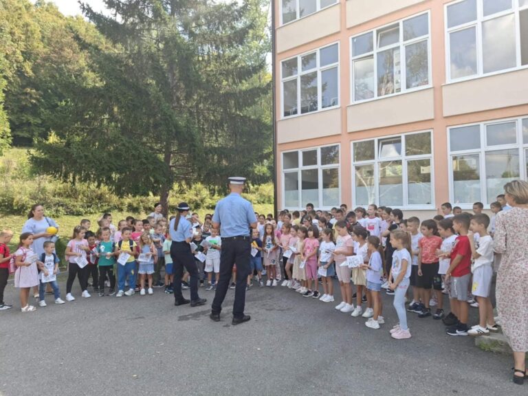 Lopare: Održana predavanja učenicima u okviru akcije „Zaštitimo djecu u saobraćaju“ FOTO