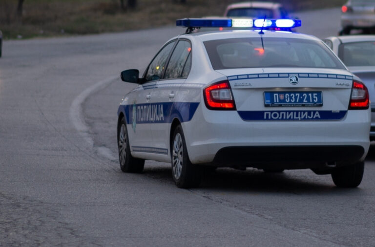 Isključen iz saobraćaja zbog nasilničke vožnje: Jurcao BMW-om 180 na sat, preticao preko pune linije