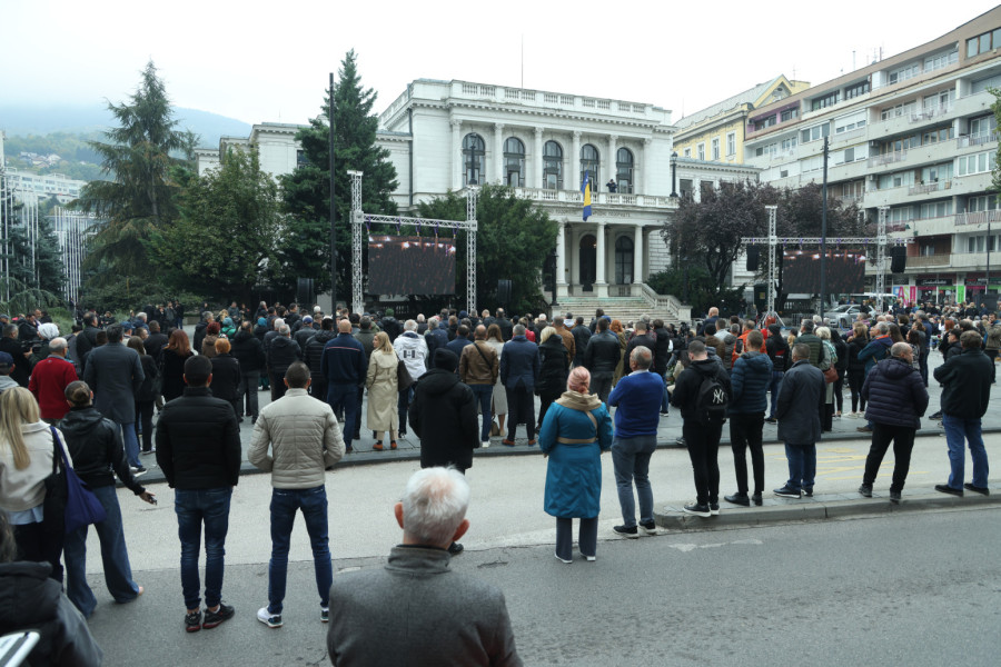Halid Bešlić sahranjen uz Romaniju: Slike iz Sarajeva obilaze region FOTO