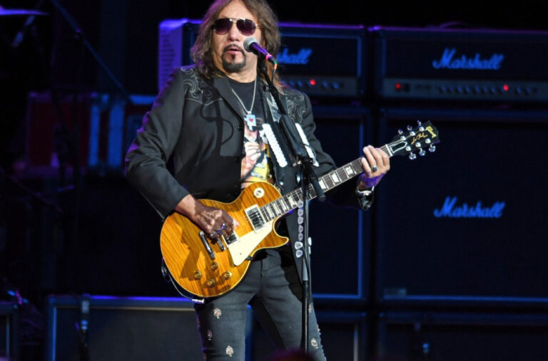 Preminuo originalni gitarista grupe „Kiss“: „Nezamjenjivi rok vojnik“