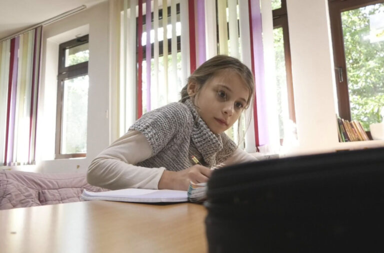 Super je u školi, ali mi ponekad nedostaju drugari: Eldina je jedina učenica škole u udaljenom planinskom selu
