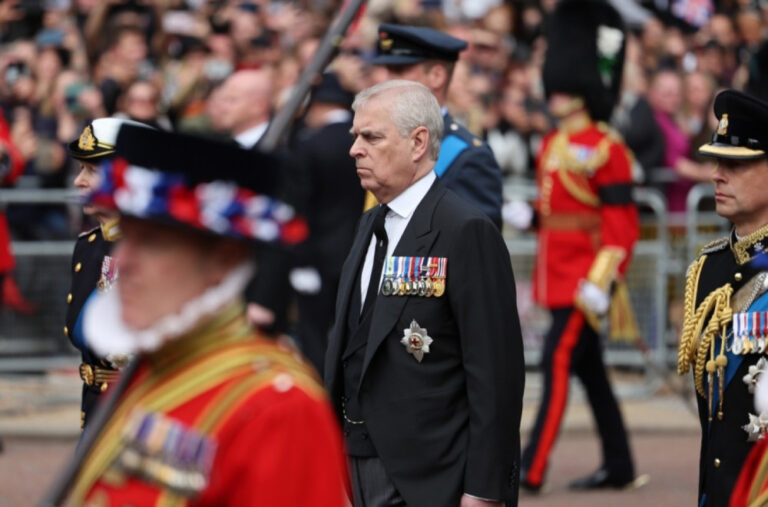 Princ sa bivšom suprugom napušta „Kraljevsku ložu“, ali ima jedan zahtjev