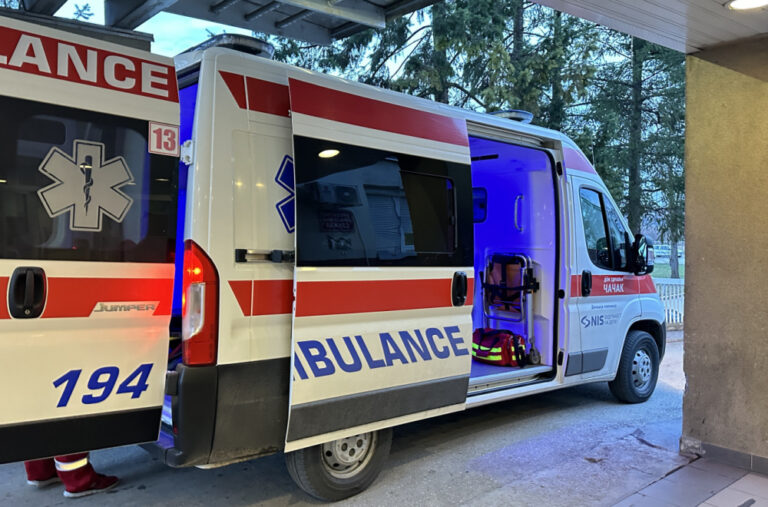 Teška nesreća u Batajnici: Automobil sa dizalice pao na muškarca