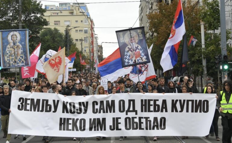 Dva lica Srbije: Studenti i građani sa ikonom Svetog Save, pristalice SNS-a organizuju skupove protiv blokada