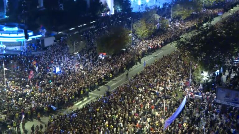 Studenti stigli u Novi Sad: Veliki broj građana na ulicama priredio doček