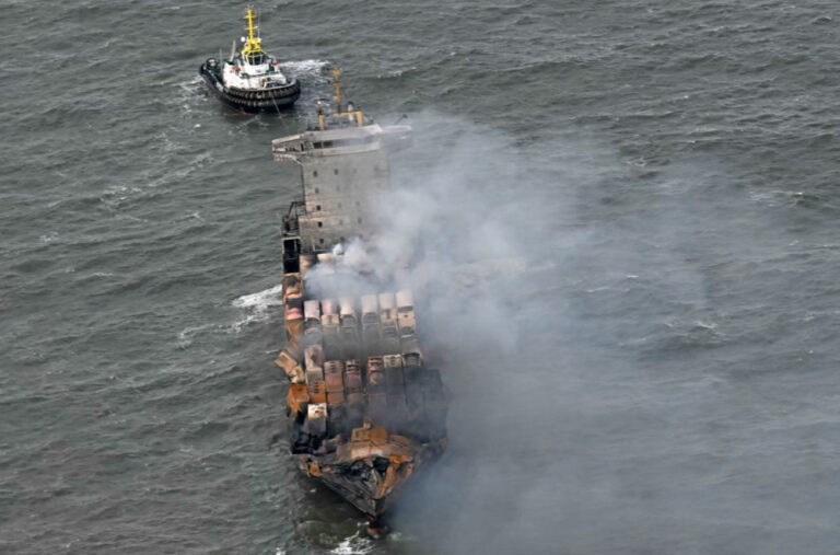 Katastrofa na Dunavu: Brod s 4.000 tona gasa gori; Ljudi odbijaju evakuaciju VIDEO