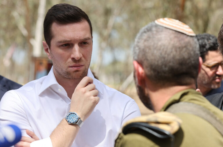 Čovek koji je jajetom pogodio Bardelu već radio slične stvari VIDEO