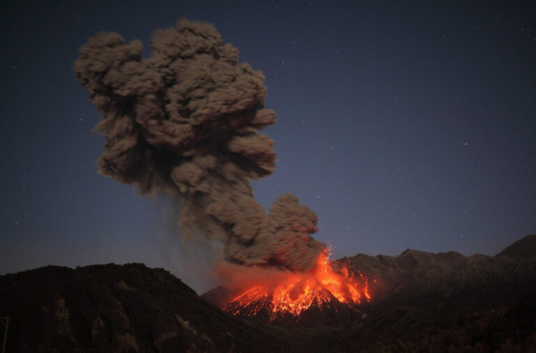 Havajski vulkan u vatrenoj erupciji VIDEO