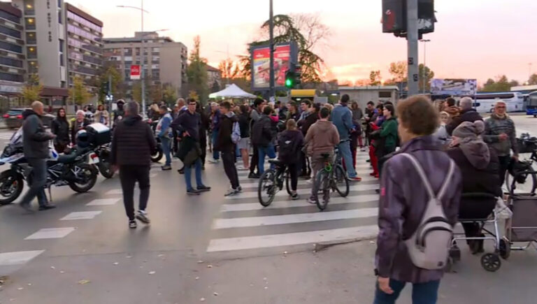 Novosađani blokirali autobusku stanicu u znak podrške Milomiru Jaćimoviću