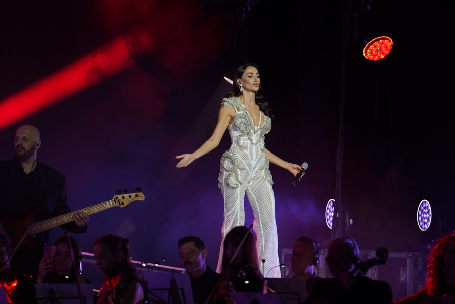 Emina Jahović emotivna: Održala koncert u punom Sava centru, zaplakala tokom obraćanja FOTO