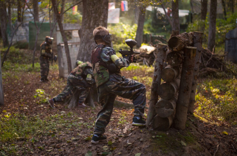 Spremaju decu za rat: Đaci naoružani, uče da pucaju i „umru za otadžbinu“ VIDEO