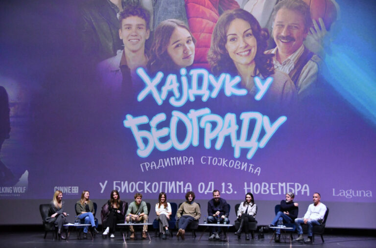 Dugotrajni aplauz i ovacije za glumačku ekipu filma „Hajduk u Beogradu“