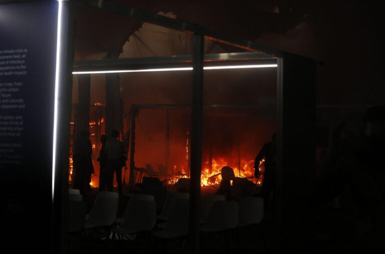 Požar zahvatio istorijsku balsku dvoranu: Zatvorene ulice; Ogromna šteta VIDEO