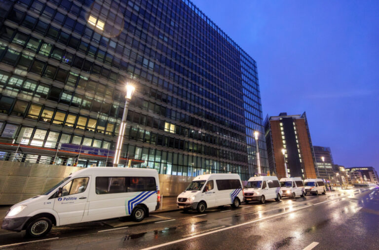 Drama; Vozač pokušao da pregazi policajce
