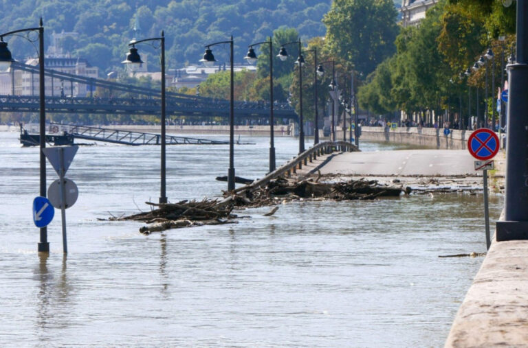 Haos u Grčkoj: Poplave i klizišta širom zemlje; Stanovništvo zarobljeno VIDEO