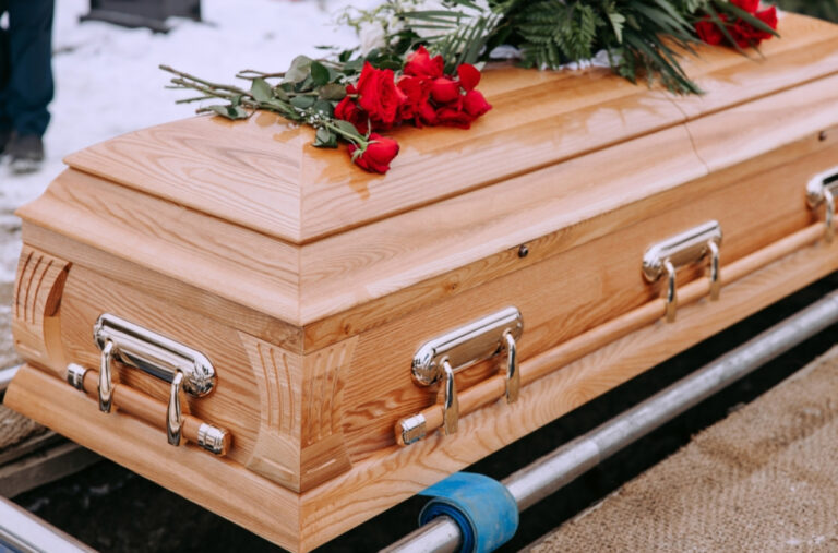 Žena umalo živa zakopana: U posljednjem trenutku čuli lupanje iz sanduka