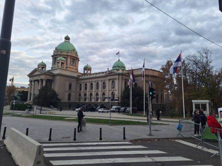 Jutro nakon tenzične noći ispred Skupštine: Policajci u punoj ratnoj opremi obezbeđuju Ćacilend, a ratni vojni veterani Dijanu Hrku