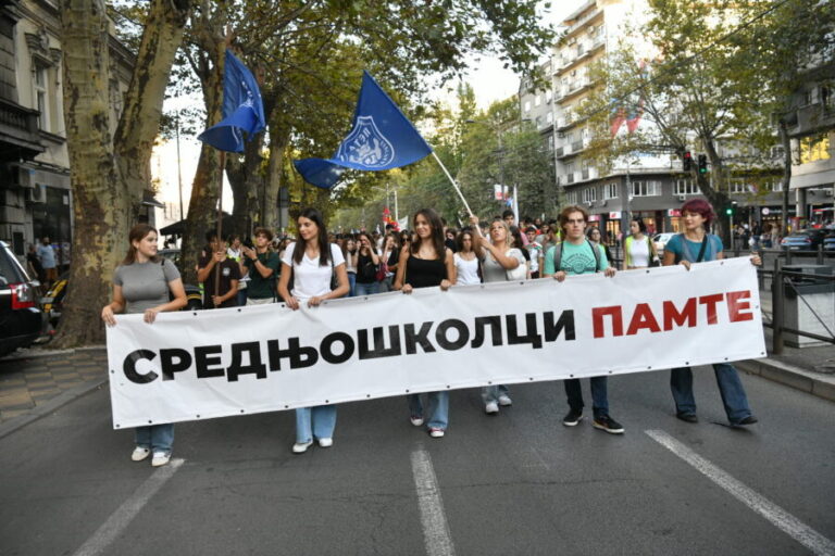 Beogradske gimnazije redom stupaju u bojkot nastave: Pružaju podršku Dijani Hrki