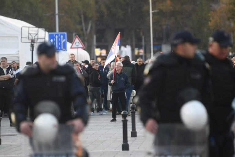 Policija u punoj opremi zauzela položaje ispred Skupštine: Skup podrške Dijani Hrki
