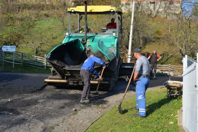 U Brusnici novim asfaltnim slojem presvučeno 500 metara puta