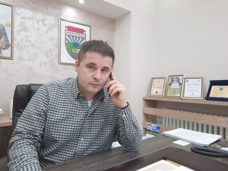 Haos u Lučanima: Pijani predsjednik opštine napao sveštenika, vukao ga za bradu