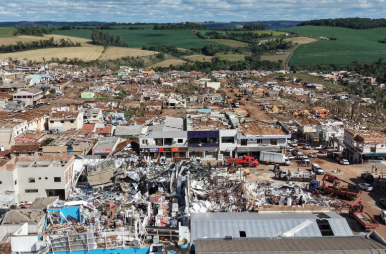 Džinovski tornado tutnjao brzinom od 250 km/h; Ubio šestoro ljudi, ima i nestalih VIDEO