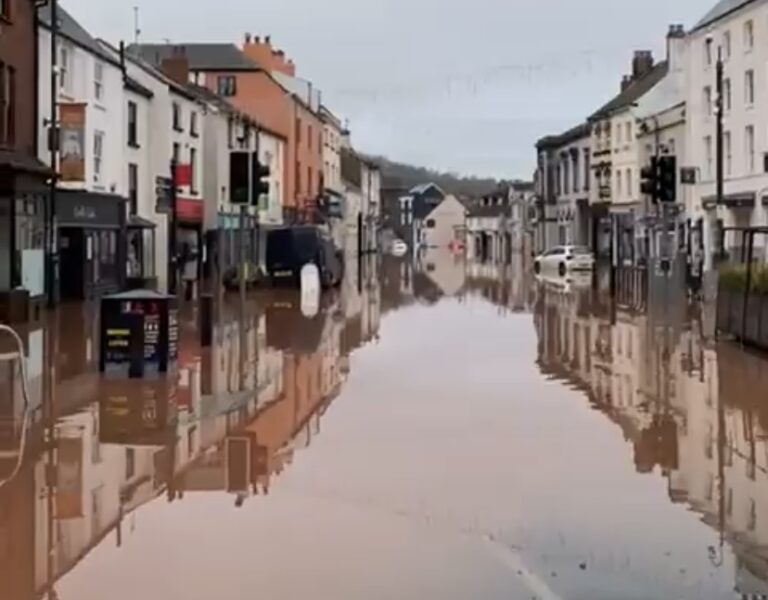 Potpuni potop u Južnom Velsu: Rijeke na ulicama, građani hitno upozoreni VIDEO