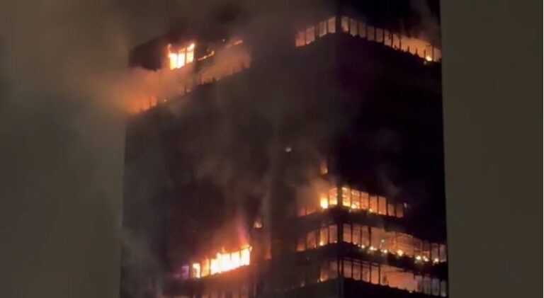 Vatrena stihija guta simbol Zagreba; Šteta je totalna; 100 vatrogasaca nemoćno FOTO/VIDEO