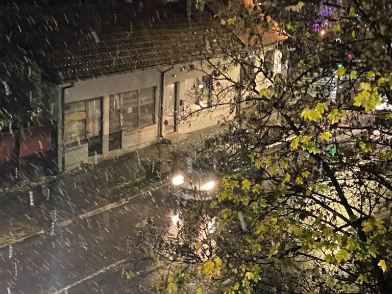 Bijeljina: Pada prvi snijeg, krupne pahulje prekrile grad