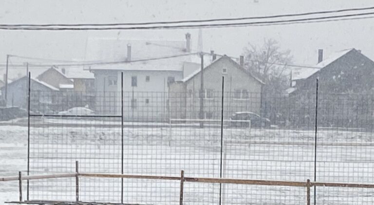 Snijeg u Bijeljini ne prestaje: Formiran tanak pokrivač