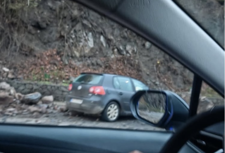 Prve fotografije nesreće na Ibarskoj magistrali: Stena se obrušila i smrskala “golf” na putu između Ušća i Raške FOTO