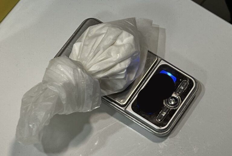 Bijeljina: Uhapšen B.K., odbio test na drogu – pronađen kokain, ekstazi i gasni pištolj