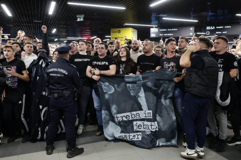 Željko Obradović samo prošao pored navijača Partizana! Potpuni haos na aerodromu, Grobari traže od trenera da ostane