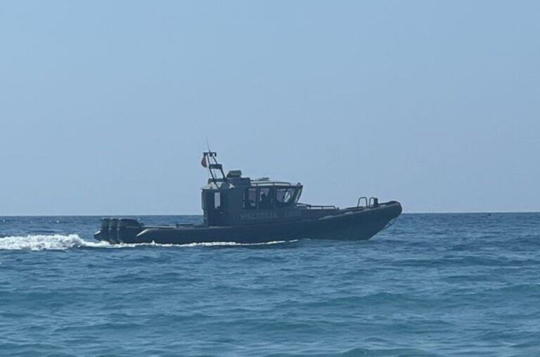 Talas odnio plivače na Tenerifima: Upozorenje bilo na snazi, oni ga ignorisali