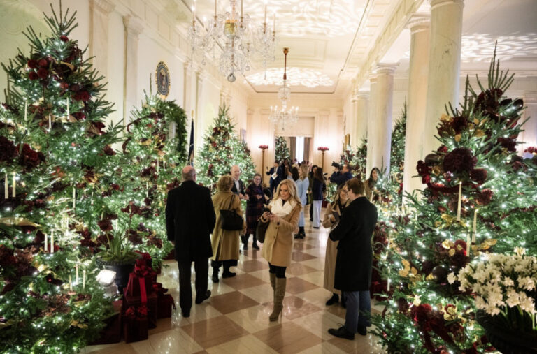 Tramp sugerisao Melaniji kako da okiti Bijelu kuću: „Dušo, neka budu…“ FOTO