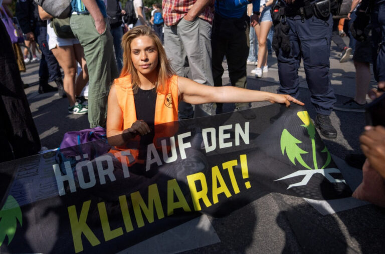 Austrija protjeruje zelenu blokaderku „Klimu Šakiru“