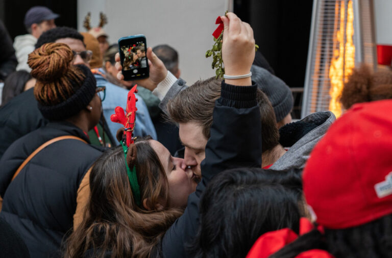 Oboren svjetski rekord: Više od 1.400 parova se ljubilo u isto vreme FOTO