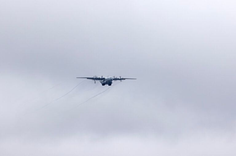 Gigant je prepolovljen: Isplivao novi snimak pada ruskog An-22 VIDEO