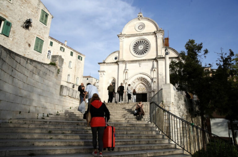 Skandal u Šibeniku: Crkva za Božić postavila jaslice sa ustaškim pokličem i zastavama