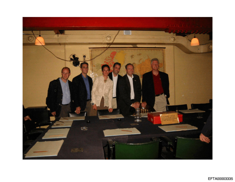 Bil Klinton u haljiini i štiklama: Jezive fotografije iz Epstajnovih fajlova šokirale svet FOTO