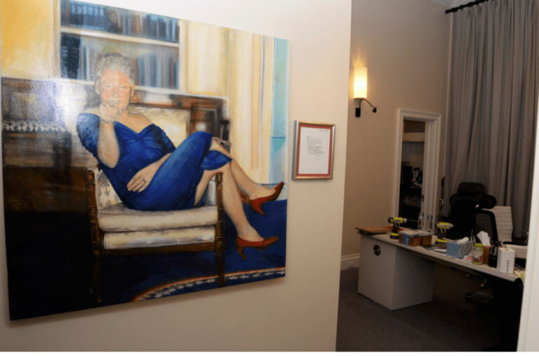 Ovaj „pravednik“ nas je bombardovao: Bil Klinton u haljiini i štiklama: Jezive fotografije iz Epstajnovih fajlova šokirale svijet FOTO