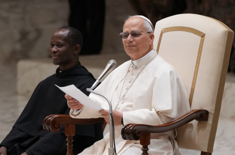 „Sveti Oče, šta radite to?“; Papu zatekli na neverovatnom mestu usred noći