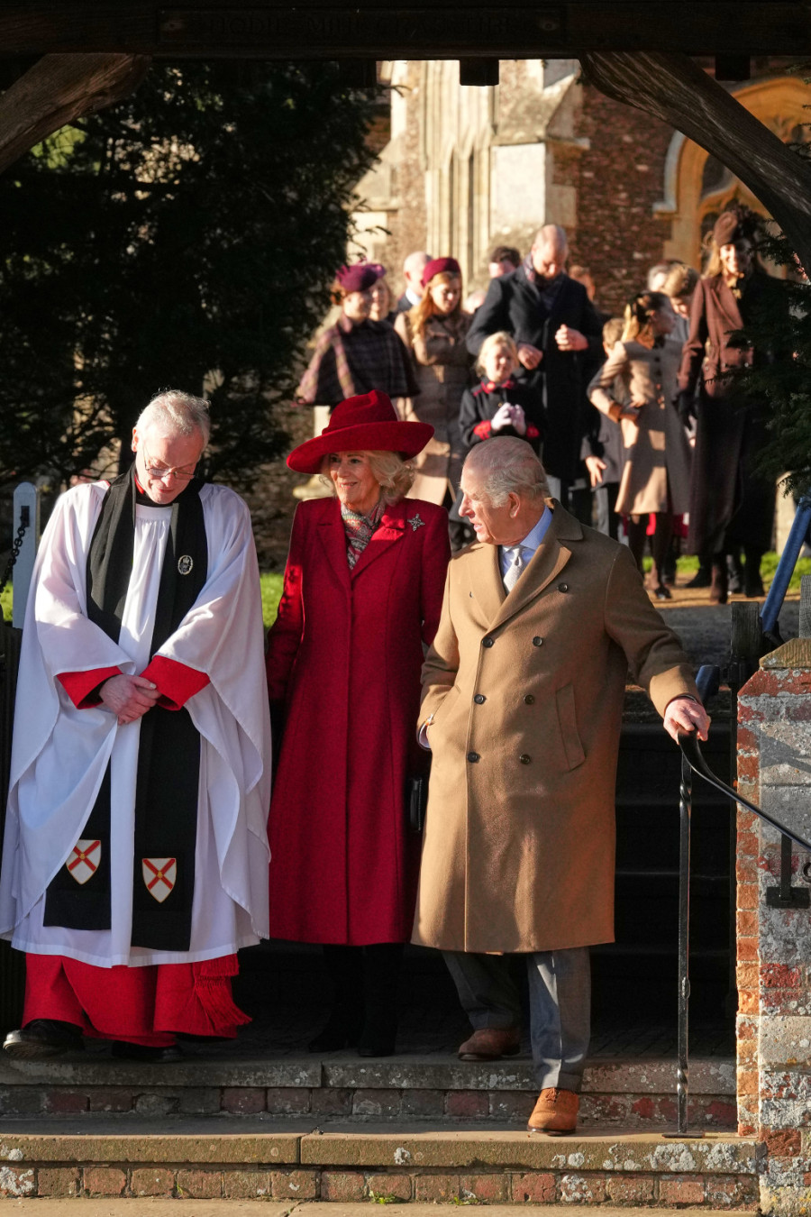 Kralj Čarls u prvom božićnom obraćanju pomenuo majku kraljicu: Evo ko se nije pojavio FOTO