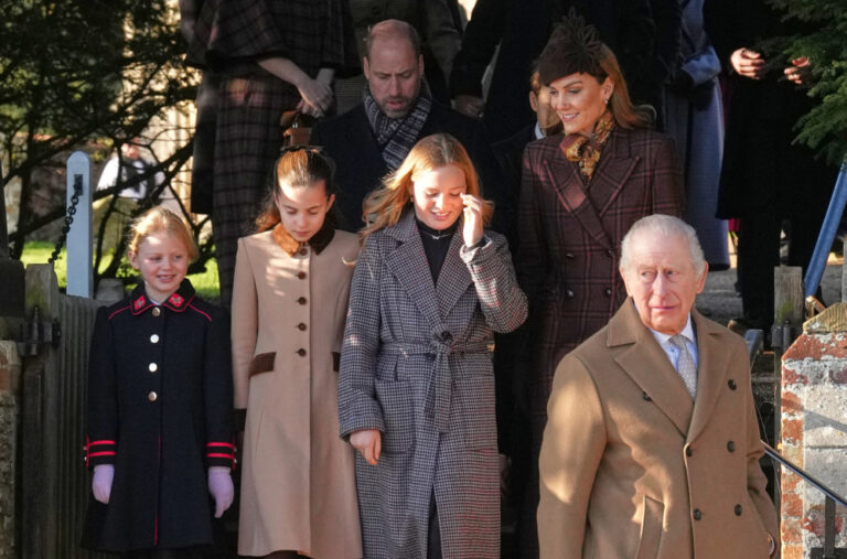 Kralj Čarls u prvom božićnom obraćanju pomenuo majku kraljicu: Evo ko se nije pojavio FOTO